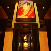 店内に入ると長い廊下と絵画がお出迎え。長い廊下も上質な空間を作り出します。