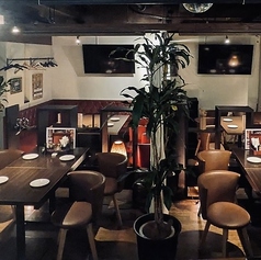 【仕切られたテーブル席】大画面モニター5台完備！　映画を見ながらゆっくりとした時間が楽しめます。木目を基調とした温かみのあるテーブル席は、デートや記念日に最適です 。ゆったりとした空間で、お食事と会話を心ゆくまでお楽しみください