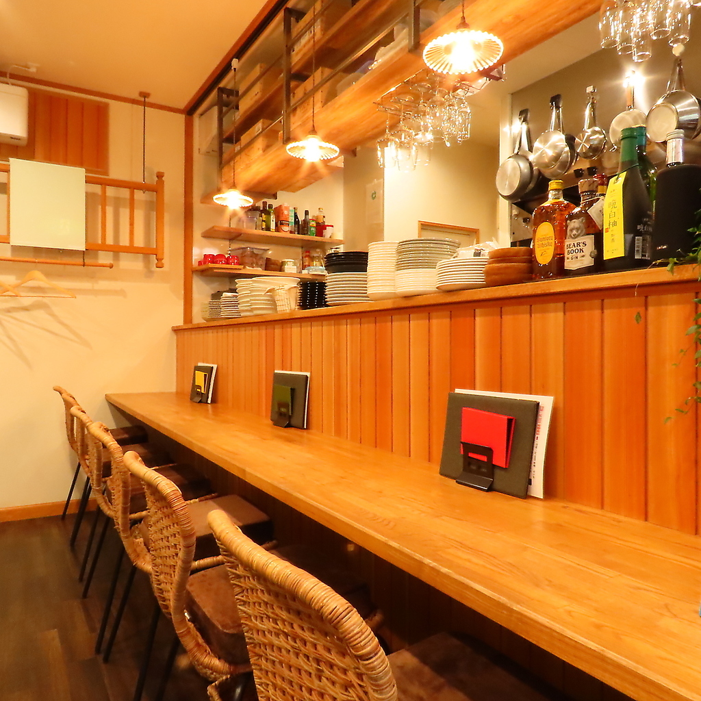 お１人様でもお気軽にフレンチを楽しめるようカウンター席ではゆっくりとお食事やお酒を堪能できます