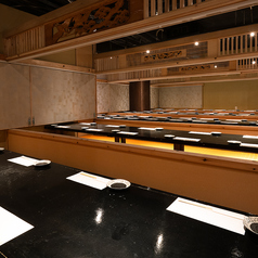 広い店内は宴会場が二部屋と、個室が１６部屋ございます。博多エリアで大型宴会&個室会食はおまかせください。