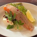 料理メニュー写真&nbsp;自家燻製厚切りサーモンのマリネ