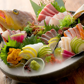 料理長が厳選したその日一番の鮮魚を使用!!当店名物 鮮魚のお造り盛り合わせは圧巻の『原価１２０％』"旬の魚"を"全国の日本酒"と一緒に贅沢なひと時をお楽しみください。