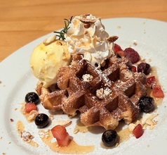 ベルギーワッフルバニラアイス添え