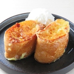 ふわとろのフレンチトーストに冷たいジェラートを添えて、至福のスイーツタイムをお楽しみください♪