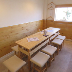 テーブル席は繋げて最大10名様までご利用可能です。