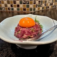 【熟練の技】名物の「馬刺しなめろう」と「牛のたたき」