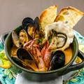 料理メニュー写真 季節の鮮魚と海の幸たっぷり『トマト煮込み鍋“ズッパディペーシェ”』