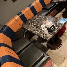 【記念日や誕生日などの特別なシーン】連結可能なテーブル席で、大切な人との特別な日を思い出に残るひとときに演出します。