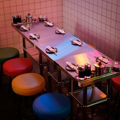 当店のテーブルは、組み合わせによって6名様や14名様など団体様にも対応可能です。大人数での集まりやパーティーに最適なスペースを提供しております。友人や同僚との楽しい時間を、ぜひ当店でお過ごしください。特別なイベントを思い出に残るものにします☆