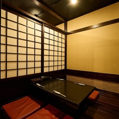 最大4名様の小上がり席は、和の落ち着いた雰囲気で心地よいお食事を楽しむことができます。区切られたお席もあるので、親しい人との集まりに最適です。特別なひとときをお過ごしください