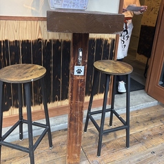 店外のテラス席限定で、大切なペットと一緒に食事をお楽しみいただけるエリアです。開放感あふれる空間で、愛犬と過ごしながら美味しい創作料理やドリンクを満喫できるのが嬉しいポイント。お散歩の途中や休日のリフレッシュなど、ペットを連れて気軽に居酒屋メニューを楽しみたい時に最適です。
