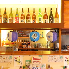 豊富な種類のドリンクが揃った棚を眺めながら、居心地の良い時間を楽しめます。スタッフとの会話が弾む中、自慢の料理を味わい、リラックスしたひとときをお楽しみください！お一人でのご来店も気軽にご利用いただけます♪