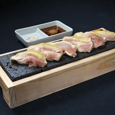 冠地どりのもも肉石焼レア炙り
