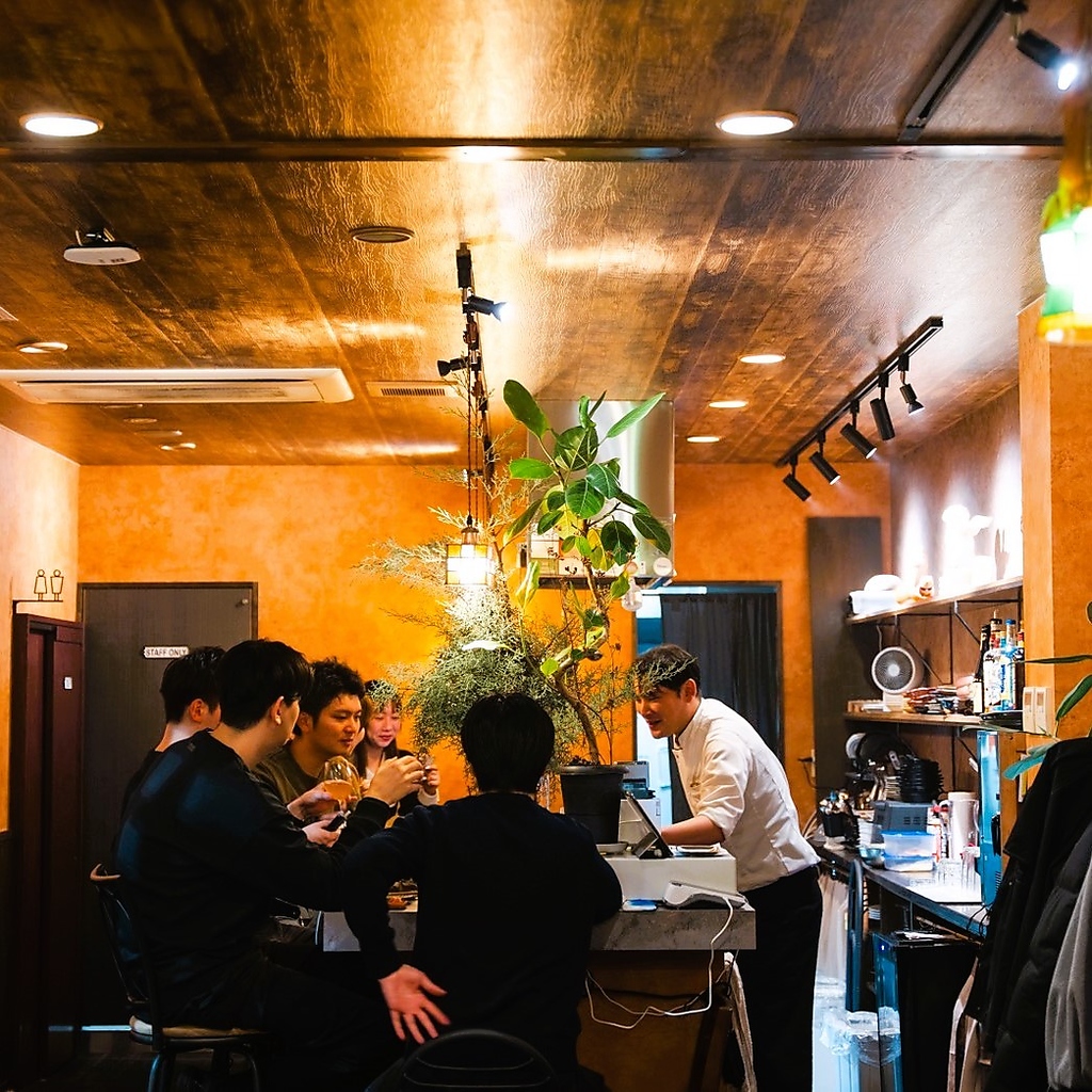都会の喧騒から離れた落ち着いた空間で、こだわりの炭焼料理と厳選ワインを心ゆくまでお楽しみ下さい