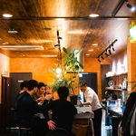 都会の喧騒から離れた落ち着いた空間で、こだわりの炭焼料理と厳選ワインを心ゆくまでお楽しみ下さい