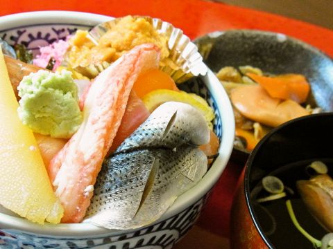 人気の海鮮丼はネタの豊富さが自慢です☆もちろん青森の地魚にこだわってます♪