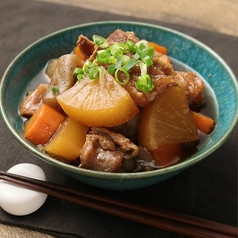 黒毛和牛のすじ肉と吟醸豆腐の煮込み