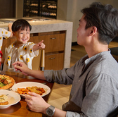 お子様連れのお客様も安心してご利用いただけるよう環境を整えております。キッズチェアやお子様用食器、エプロンのほか、オムツ交換台が完備された多目的トイレや授乳室も完備し、離乳食の持ち込みも可能です。※写真はイメージです。