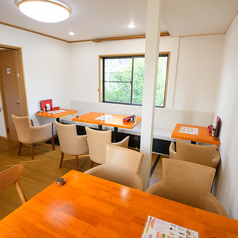 1階/2名掛けテーブルあり。繋げてご利用も可能です。