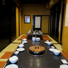 会社宴会やお祝い事など、大人数のご宴会の際はお座敷の個室をご利用ください！　10名～30名様でコース予約で貸切利用も可能となっております。2階の個室は最大30名・1階の掘り炬燵席は最大25名で貸し切り可能です◎(25名以上での貸切予約はリクエスト予約にて承ります)