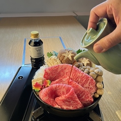 《最高級黒毛和牛と自家製割り下を使って頂く本格派すき焼き！美味しいとろけるお肉をご堪能下さい》の写真