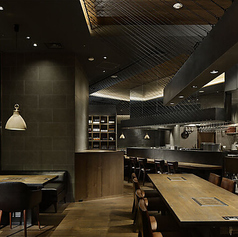 店内は洗練された空間になっており、感染対策も万全となっております。こちらのテーブル席はデートやご接待にも最適な環境となっておりますので、気軽に安心してご利用いただけます。