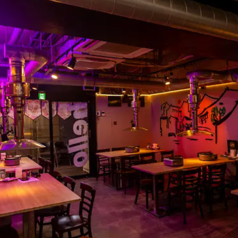 ネオンの灯りが印象的な店内は、どこか懐かしい雰囲気。宴会やパーティーに最適です。貸切も承りますので、お気軽にご相談ください。ご予算・ご要望はお気軽に。