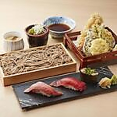 まぐろ3種食べ比べにぎりと天ぷらとざるそばのセット