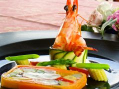 オマール海老と春野菜のアスピックと北海道産アスパラガスのシャルロットの写真