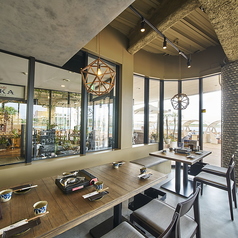 広々としたソファ席