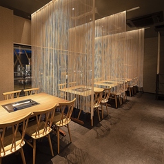 全席テーブル席でご用意しております。少人数でのご利用はもちろん、20名様以上の大人数でご利用も可能です。