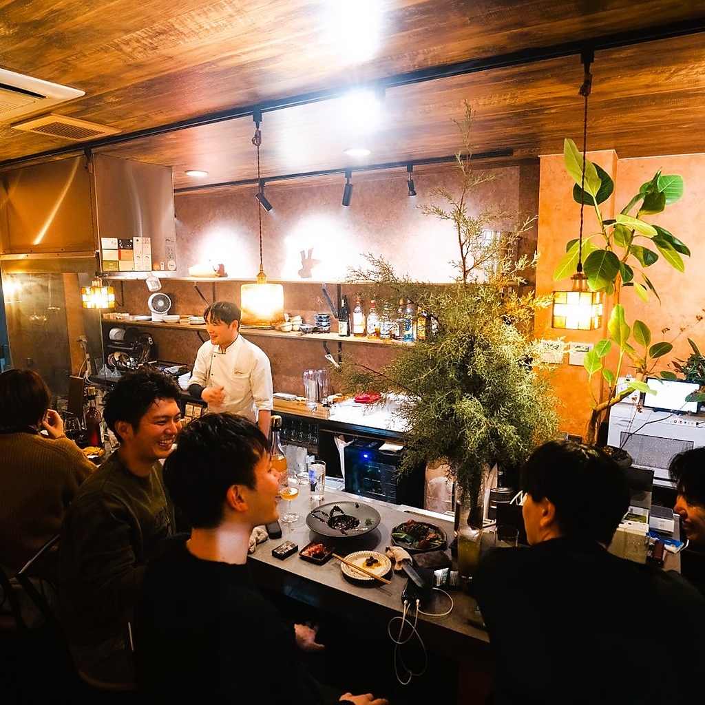 温かい照明と落ち着いた内装が織りなすお洒落なカウンター席。大切な方とのデートや記念日に最適。