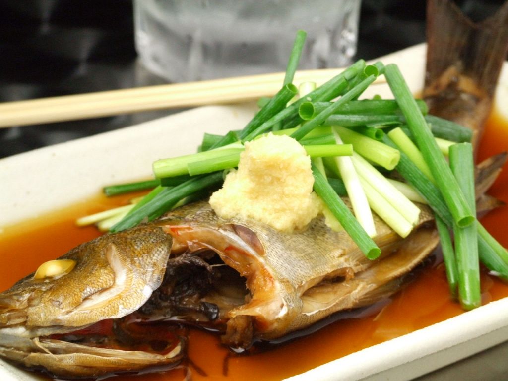 『イサキの煮付け』280円★漁師料理を安く、豪快に食べられるのが嬉しい！海の幸を頬張って元気に♪