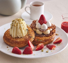 “朝摘み完熟紅ほっぺ”いちごの2種のパンケーキいちごソース生バターミルフィーユとレアチーズモンブラン