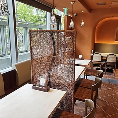 窓際の開放的なテーブル席。