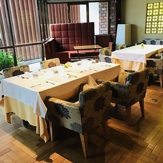 2階に位置するプライベート感溢れるソファの個室は、高級感のあるインテリアに囲まれた贅沢な空間です。ゆったりと体を預けられるソファで、ソムリエ厳選のワインを片手に語らいのひとときを。14名様までご利用も承っております。女子会や誕生日会など、周囲に気兼ねなく楽しみたい特別なパーティーにどうぞ。