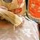 製麺したおうどんを一本一本丁寧に伸していき、番のやの美味しいおうどんの完成です♪