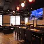 店内中央の巨大モニターでスポーツ観戦できます！