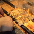 大人気！焼き鳥。文化食堂の自慢はなんといっても料理！職人が炭火で焼き上げる焼き鳥は、香ばしく焼き目がパリッと、ジューシーな仕上がりで、文化のイチオシ一番商品！