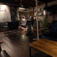 柔らかな座り心地のソファー席は、長時間でも疲れにくく、ゆっくりシーシャを楽しみたい方にぴったりの空間です。照明も落ち着いており、煙のゆらぎが心地よく感じられるため、女子会や友人との語らいにも最適。