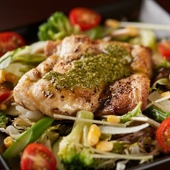 たっぷり野菜と鶏モモ肉のバジルソースの写真