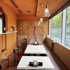 窓際の開放的なテーブル席。