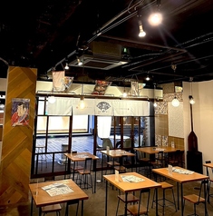 【テーブル22席】 木の温もりに包まれたテーブル席。ゆったりとした空間で、旬の炉端焼きを心ゆくまで堪能。大切な人との食事や接待にも最適な上質なひとときをお楽しみください。