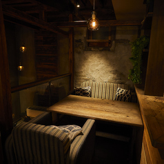 こちらのお席は奥まったところにあるので、まさに隠れ家個室空間。個室席ではないオープン席ながらもゆったりとお過ごしいただけるテーブルソファ席です。