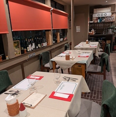 テーブル席のみ。壁や仕切りのないお席となっております。