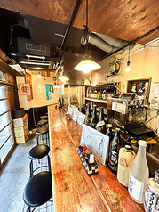 一人でも気軽に使いやすいカウンター席は、落ち着いて過ごせる雰囲気です。周囲を気にせず自分のペースで楽しめ、ちょっとした気分転換や仕事帰りの一杯にもぴったりです。初めての来店でも利用しやすいバランスの良い席です。