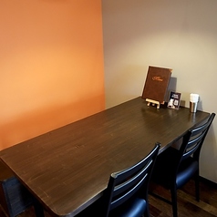 【5名様×1】開放感あるテーブル席！明るく開放的な店内にあるお席は、グループでのご利用に最適です◎ボリューム満点「やみつきチキン」は、一度食べたらクセになるジューシーな味わいで、とにかくご飯が進む！セットにはサラダやスープも付いて満足度もばっちり。外の喧騒を忘れて、自慢の味をゆったりとご堪能ください♪