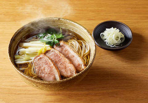 うまい酒と酒肴、洗練されたそばでのんびりとくつろぐ。蕎麦は二八に丁寧に打ちます。