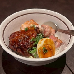 やまと豚角煮炙りと麦風鶏塩焼き丼