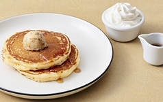 クラシックパンケーキ ［ハニーコームナッツバター・メープル・ホイップ付］ 2Pieces